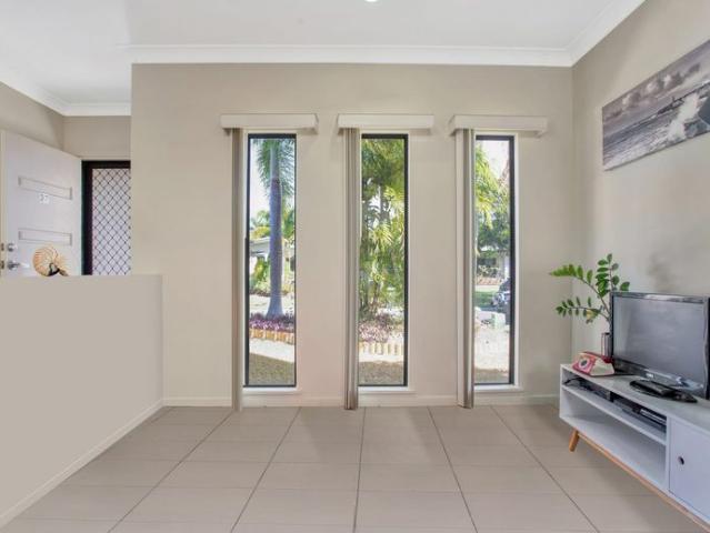 TROPICAL ENTERTAINER! FAMILY HOME IN GREAT LOCATION!