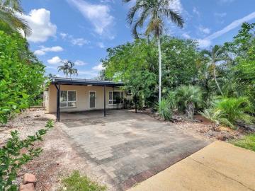 Tropical Family Retreat with Space, Privacy & Pet Friendly Living