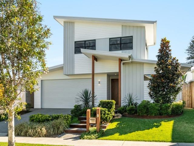 Tropical garden retreat walking distance to Sharpes Beach