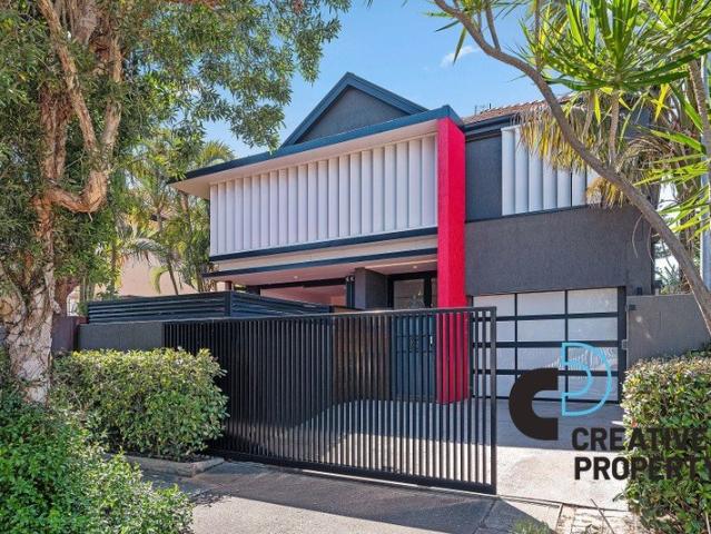 Tropical Home Located Moments From Merewether Beach