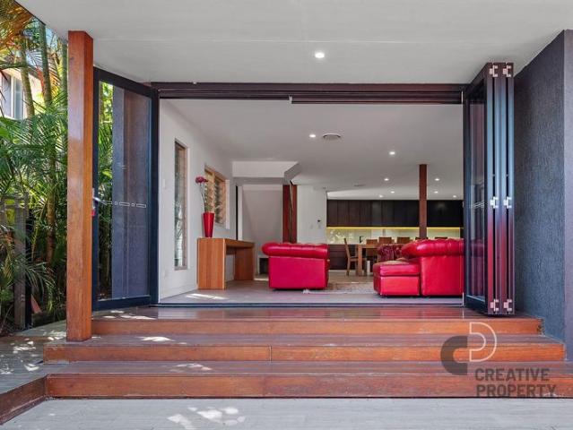 Tropical Home Located Moments From Merewether Beach