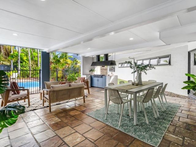 TROPICAL LIVING WITH A POOL & HUGE OUTDOOR ENTERTAINMENT AREA