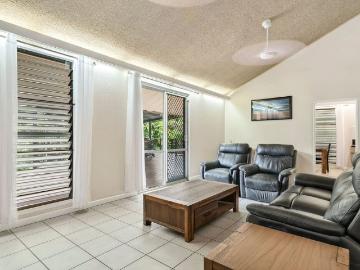 TROPICAL LIVING WITH ENTERTAINERS DECK!