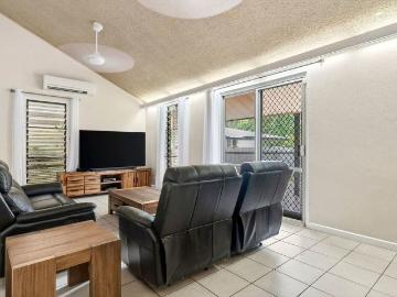 TROPICAL LIVING WITH ENTERTAINERS DECK!