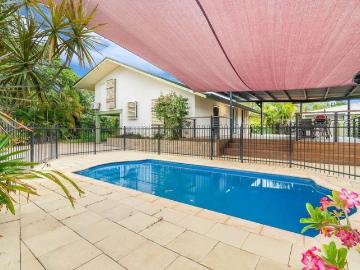 TROPICAL LIVING WITH ENTERTAINERS DECK!