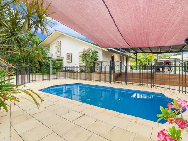 TROPICAL LIVING WITH ENTERTAINERS DECK!