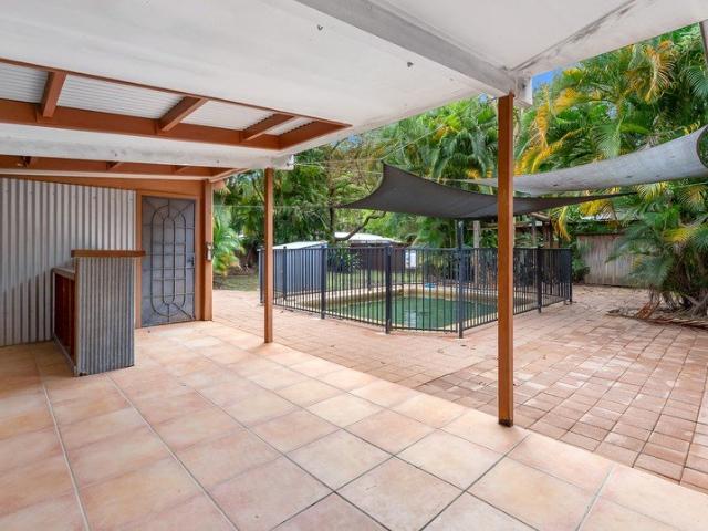 Tropical Oasis with Pool & Outdoor Bar Your Private Escape!