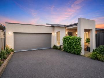 Tropical Oasis Free Standing Villa, Low Maintenance & Beautifully Presented