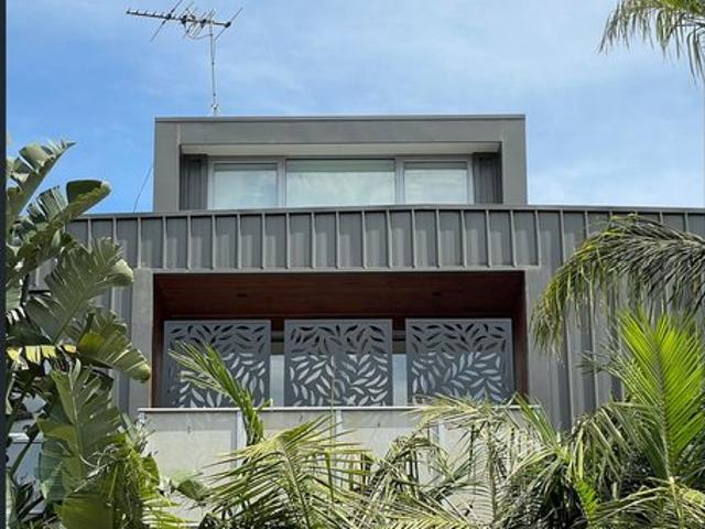 Tropical oasis meets deciduous charm! This top floor hidden gem ticks the boxes