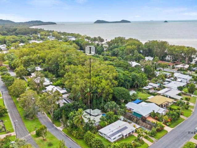 Tropical oasis only minutes from the beach