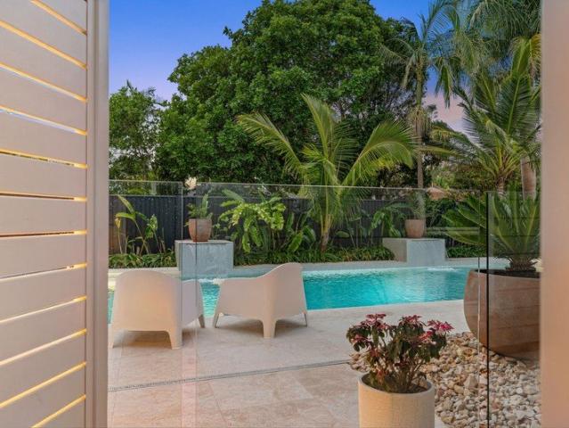 Tropical Poolside Entertainer Just 450m from Mudjimba Beach