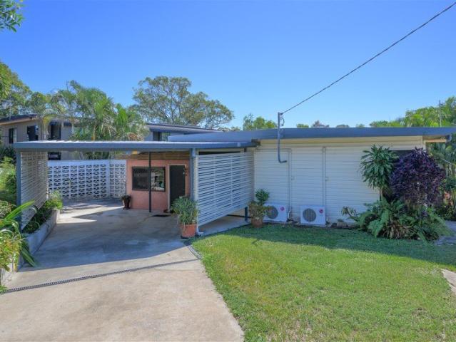 Tropical Privacy, Expansive Entertaining and Flexible Family Living