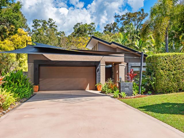 Tropical Retreat in a Quiet Cul de Sac Ultimate Indoor/Outdoor Living!