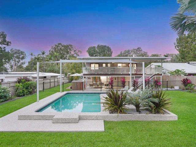Tropical retreat walking distance to the beach