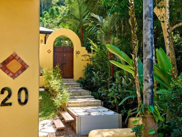 Tropical Santa Fe Hideaway | A World Away, Yet Minutes from Cairns