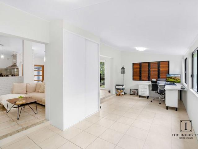 Tropical Setting | 650m to Trinity Beach | Fully Furnished