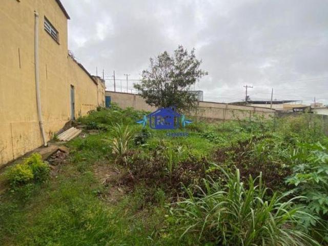 Trata se de um lote de esquina medindo aproximadamente 780m² sendo 24x32,5. possui escritura e um