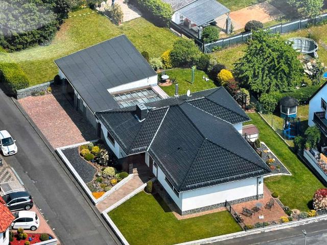 Traum Bungalow mit Wintergarten, Specksteinofen, neue Heizung, Doppelgarage provisionsfrei