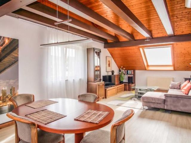 Großzügige DG Wohnung auf 85 m²: 2 Zimmer plus beheizbarer Wintergarten Raum & eigener Garten
