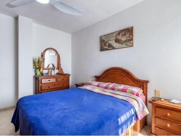 Traumatología zona. Piso 4 dormitorios, 2 baños. Calefacción central. Plaza de aparcamiento y tras