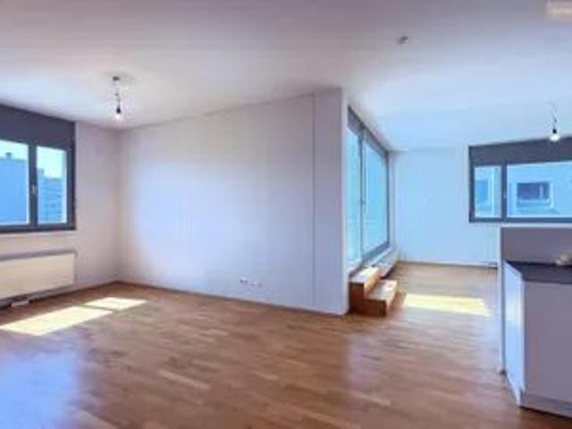 Traumblick mit 52m² Terrassenfläche! 4 Zimmer Dachgeschosswohnung direkt an der U3!