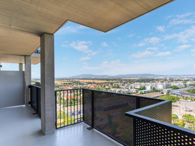 Traumblick aus dem 10. Stock mit Riesenbalkon!
