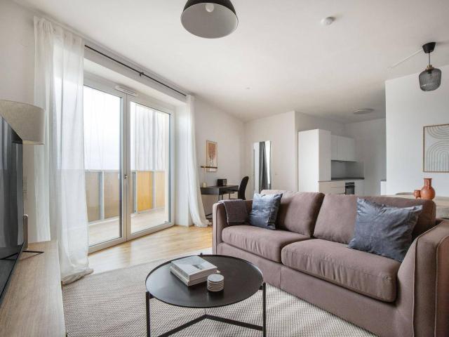 Traumblick über Wien, 28. Stock HelioTower mit Gym, Interspar & Lounges, 2 Zimmer + Balkon, U Bahn VIE282