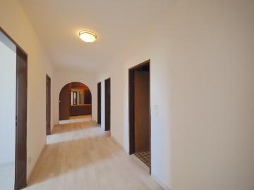 Traumfernblick: 4 Zimmer Wohnung mit Panoramaloggia, Klima & 2 Stellplätzen in Wiener Neudorf!