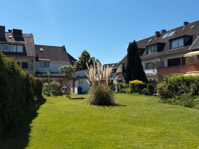 Traumgrundstück in Urdenbach mit großem Entwicklungspotenzial