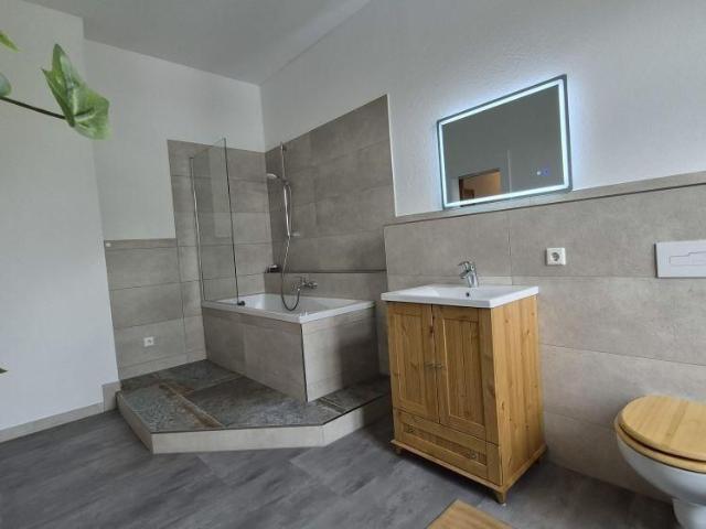 + + Traumhaft schöne, neu renovierte 3 Zimmer Wohnung mit Wintergarten – 103 m² Wohnkomfort + +
