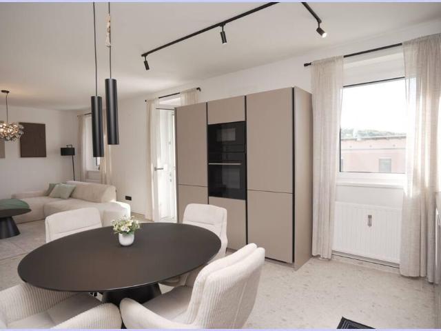 Traumhaft schöne, komplett sanierte Wohnung. Sehr gute Lage, Balkon, 3 SZ, Küche, Garten, Parkplatz