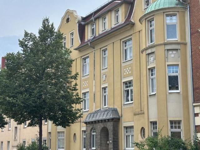 Traumhaft schöne 3 Raumwohnung mit neuem Bad, EBK und Kaminanschluss in einer Jugendstil Villa