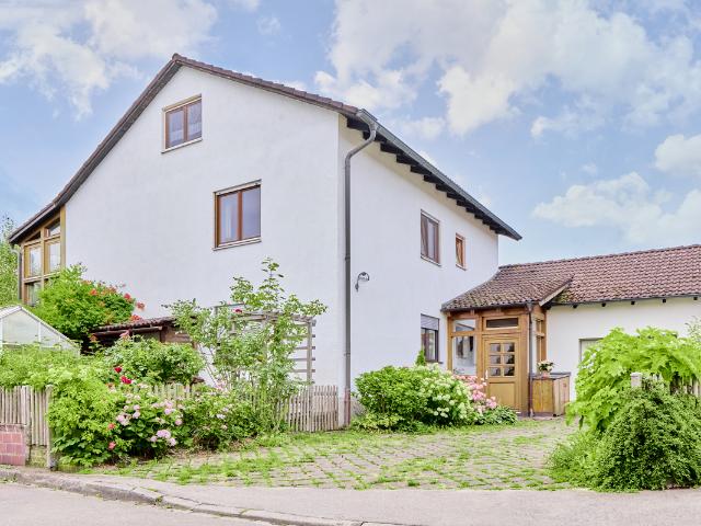 Traumhafte Maisonettewohnung: Zwei Ebenen, zwei Bäder, Garten & Garage