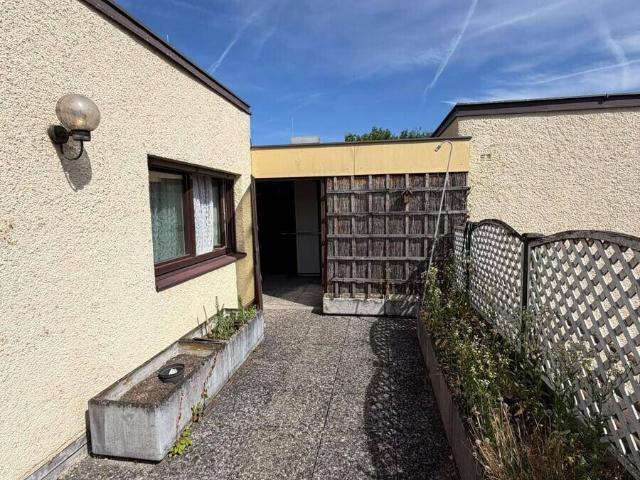 Wohnen auf zwei Ebenen mit Dachterrasse und Carport