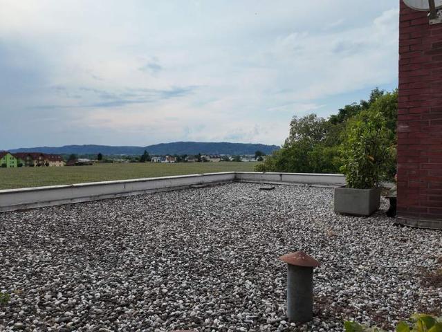 Wohnen auf zwei Ebenen mit Dachterrasse und Carport
