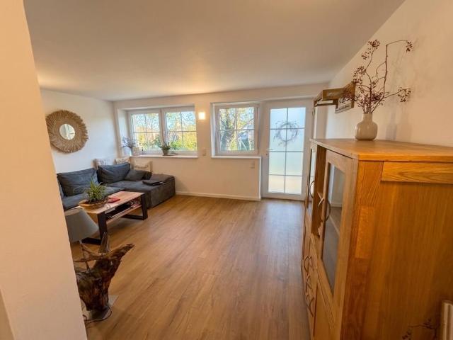 Traumhafte, neuwertige 2 Zimmer Souterrain Wohnung mit eigener Süd Terrasse in ruhiger Dorfrandlage