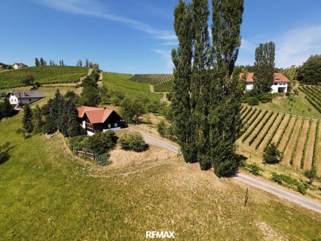 Traumhafte Aussichtslage an der Südsteirischen Weinstraße mit über 10.000 m² Grund