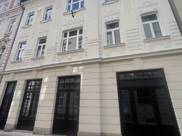 Traumhafte Altbauwohnung in der 1. Etage komplett saniert !