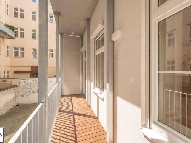 Traumhafte Altbauwohnung mit hofseitiger Freifläche im Hochparterre 3 Zimmer + separate Küche ab 1.9.26!