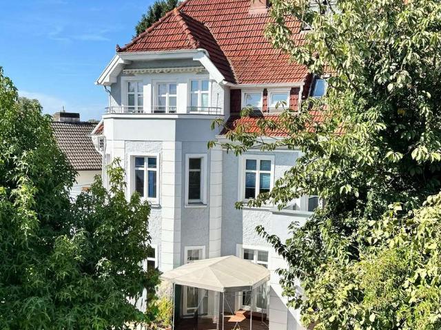 Traumhafte Altbauwohnung mit zwei Balkonen am Glacis: Erstbezug nach Renovierung