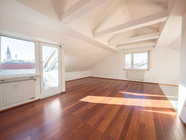 Traumhafte Dachgeschosswohnung mit Dachterrasse & eigenem Garten