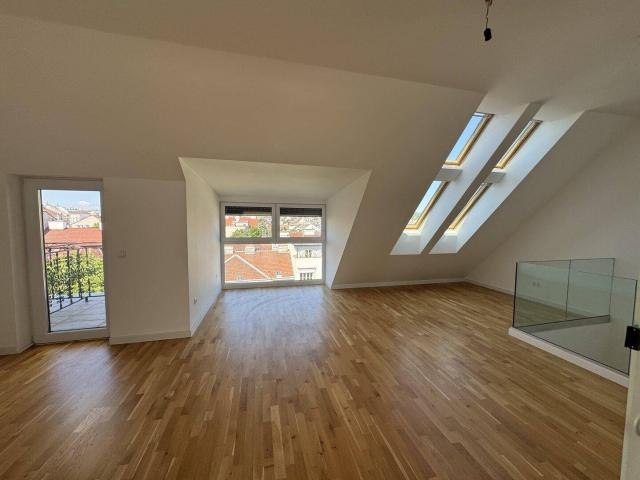 Traumhafte Dachgeschosswohnung mit Skylineblick & zwei Außenflächen
