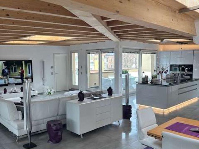 Traumhafte DG Penthouse Wohnung mit luxuriöser Innenausstattung, Aufzug, Einbauküche und Tiefgarage