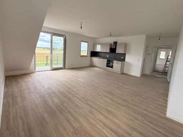 Traumhafte DG Wohnung mit weitem Ausblick aufs Feld & Balkon. Zeit für ein