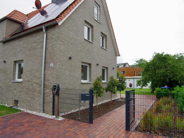 Modern wohnen in Wolfsburg: 133 m², großer Garten, PV + Speicher, Wallbox & Dachstudio