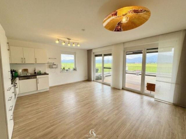 Traumhafte Drei Zimmer Eck Wohnung mit riesiger Südostterrasse und Carportstellplatz