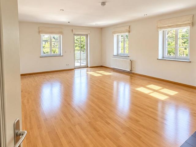 Traumhafte Lage! 4 Zimmer Maisonette mit Terrasse und EBK