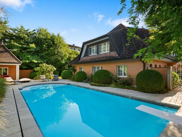 Traumhafte Landhausvilla mit Pool und idyllischer Gartenanlage