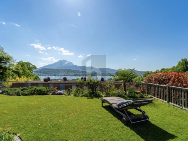 TRAUMHAFTE SEE UND BERGSICHT