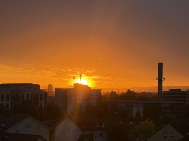 Traumhafte Sonnenuntergänge: helle 1 Zimmer Wohnung mit Loggia, Aufzug